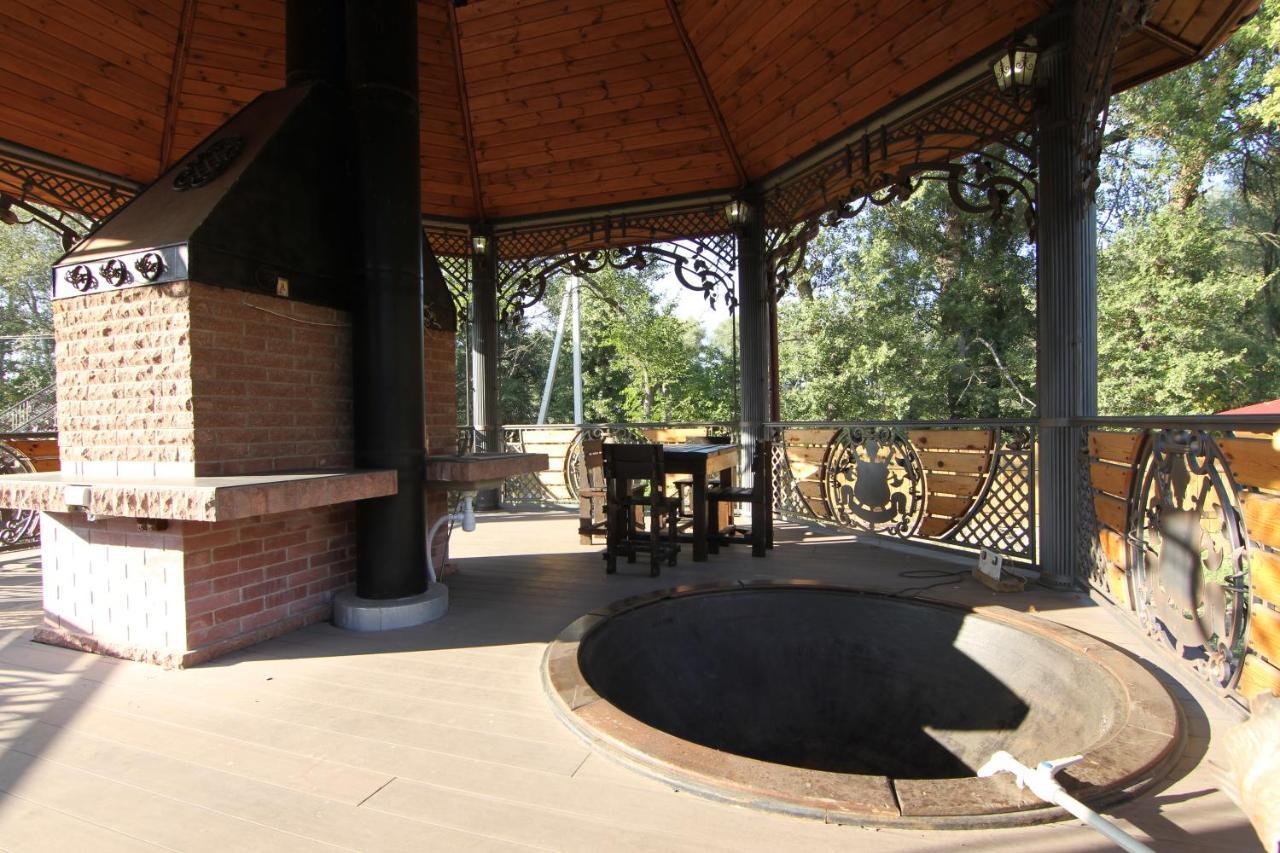 Загородный Комплекс Fort Pirnov Park Pirnove Exterior photo